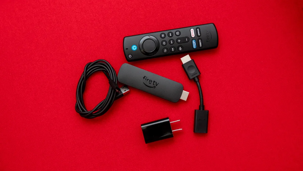 Fire TV stick in de HDMI-poort van een televisie